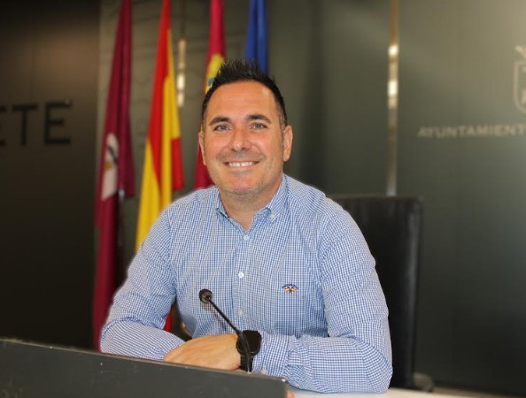 Pascual Molina, concejal de Educación, durante la rueda de prensa sobre las ayudas de material escolar