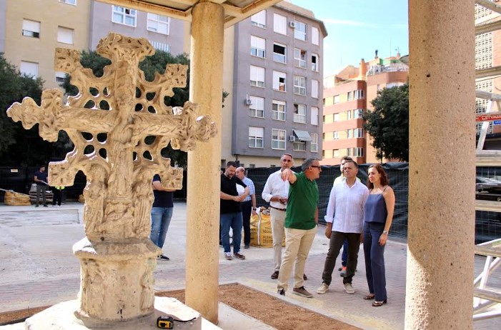 El alcalde Manuel Serrano junto a concejales y representantes vecinales visitando las obras de la Plaza de la Cruz de Término