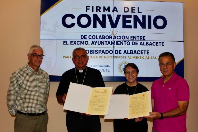 Manuel Serrano junto al obispo Ángel Román y María Montoya durante la firma del convenio de colaboración en el Ayuntamiento