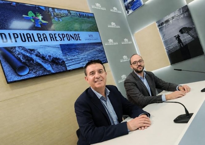 El presidente y el vicepresidente de la Diputación de Albacete en la presentación de la quinta resolución de Dipualba Responde