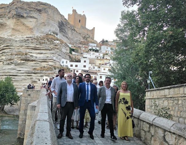 El presidente de la Diputación de Albacete, Santi Cabañero, junto a las autoridades locales en la romería de San Lorenzo en Alcalá del Júcar.