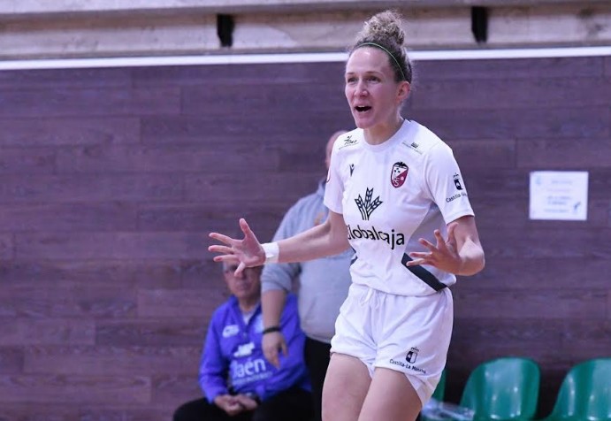 La jugadora pívot Celia Andrés posando con la camiseta del Globalcaja Albacete Fútbol Sala