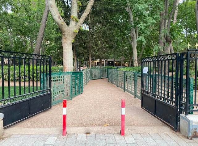 El parque Abelardo Sánchez de Albacete acotado durante una alerta meteorológica.