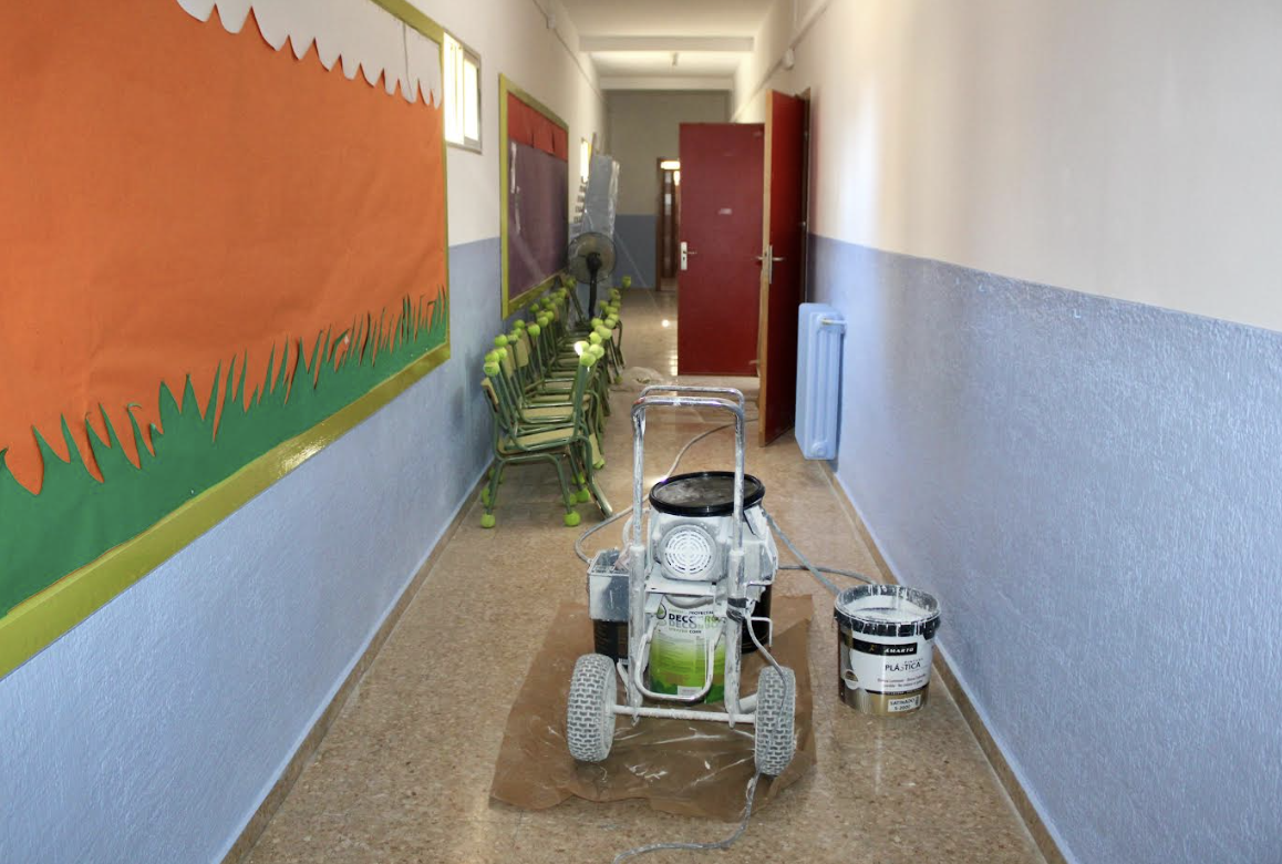 obras de pintura en el interior del colegio Cervantes.