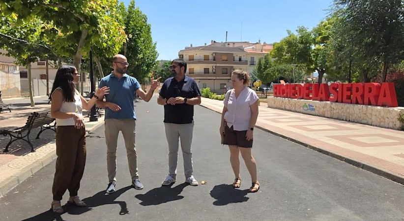El vicepresidente Fran Valera y la alcaldesa Raquel Ruiz en las obras de mejora urbana en Elche de la Sierra