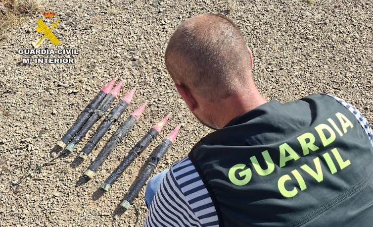 Efectivos del GEDEX de la Guardia Civil preparando la neutralización de artefactos explosivos en Pétrola.