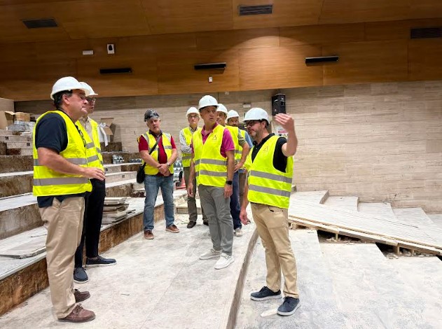 El alcalde Manuel Serrano junto a los concejales Alberto Reina y Carlos Calero en el interior en obras del Auditorio Municipal.