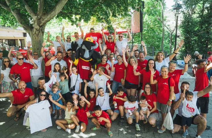 Toro Piñón interactuando con niños y familias en las ludotecas de la Sierra de Albacete.