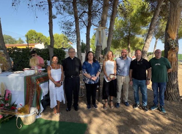Gala de la Calzada junto a vecinos de la urbanización El Trigal durante las celebraciones de su Semana Grande.