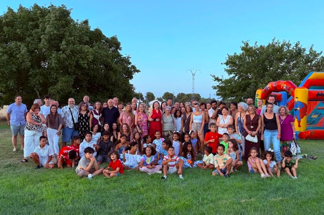 Los concejales Lucrecia Rodríguez de Vera y Francisco Villaescusa con representantes de la Asociación de Amistad con el Pueblo Saharaui y familias en el acto de despedida.