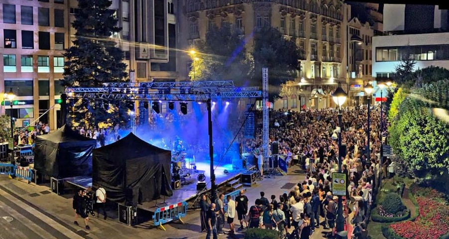 Público congregado en la Plaza del Altozano durante el espectáculo tributo a Michael Jackson en el Festival de Albacete