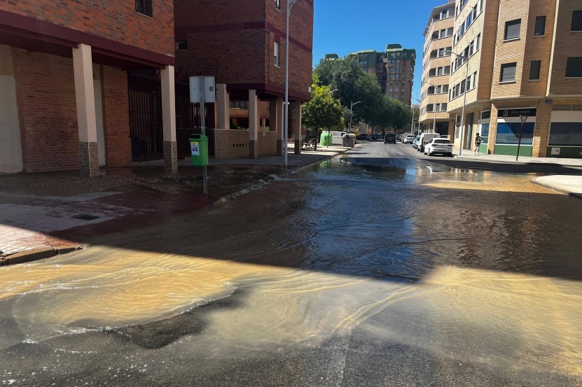 Zona de la calle Valladolid esquina con calle Ferrocarril en Albacete donde se registra una fuga de agua