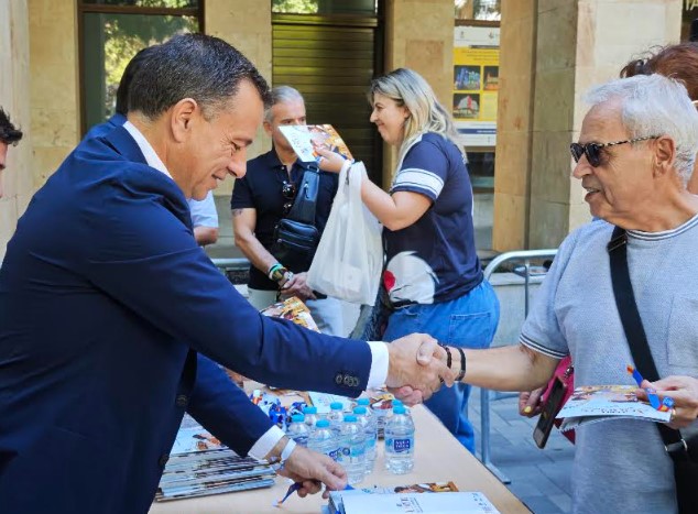 el alcalde haciendo entrega de los programas de la feria de albacete 2026