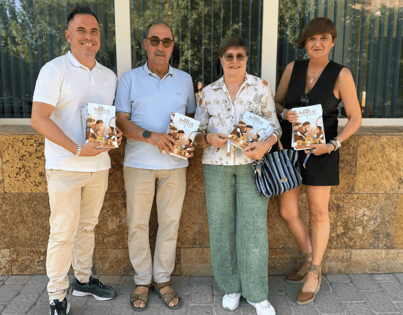 reparto de programas de feria por los barrios elena serralle pascual molina