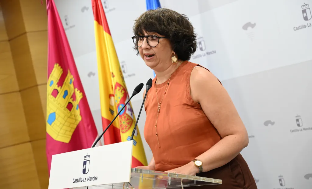 La directora general de Empleo, Elena García Zalve, ofreciendo los datos del desempleo y afiliación en Castilla-La Mancha