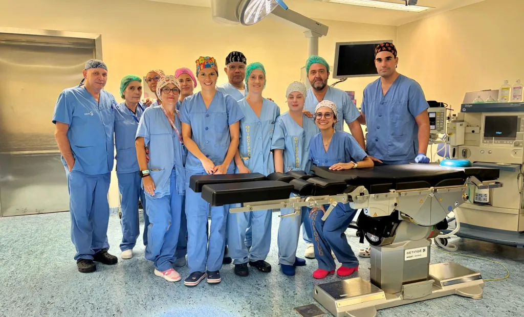 Profesionales sanitarios junto a la nueva mesa quirúrgica de última generación en el quirófano del Hospital de Villarrobledo
