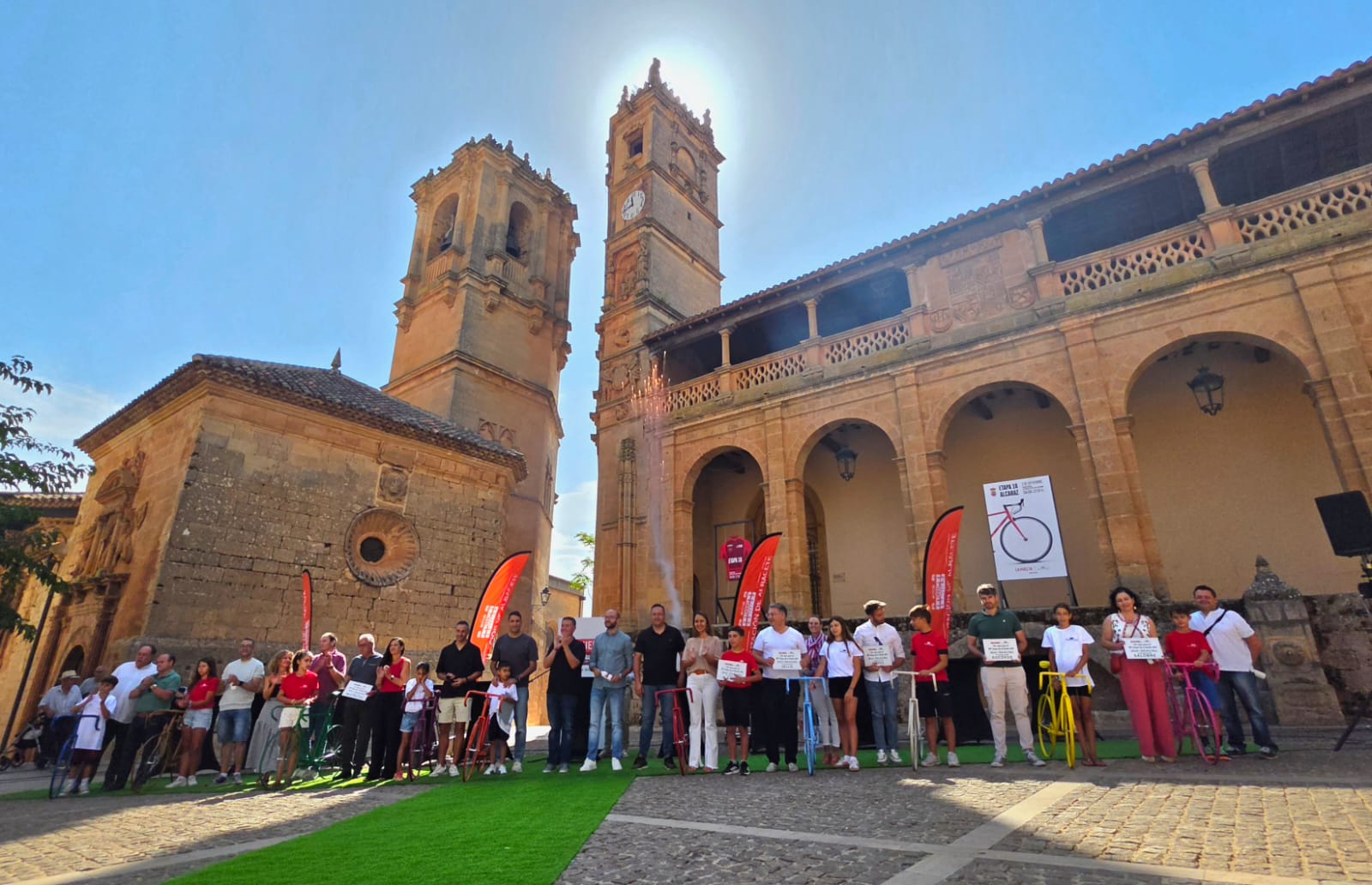 Foto de grupo entrega bicis ornamentales en Alcaraz I