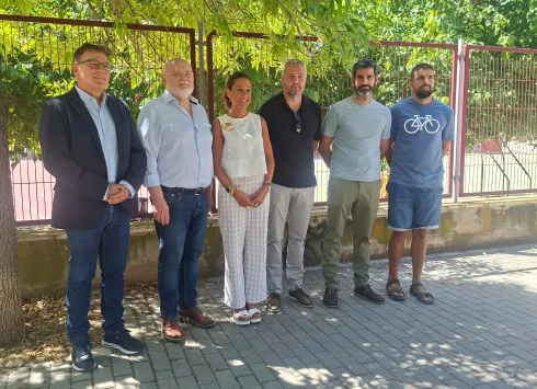 Foto de los representantes institucionales junto a los dos directores de los centros educativos.jpeg