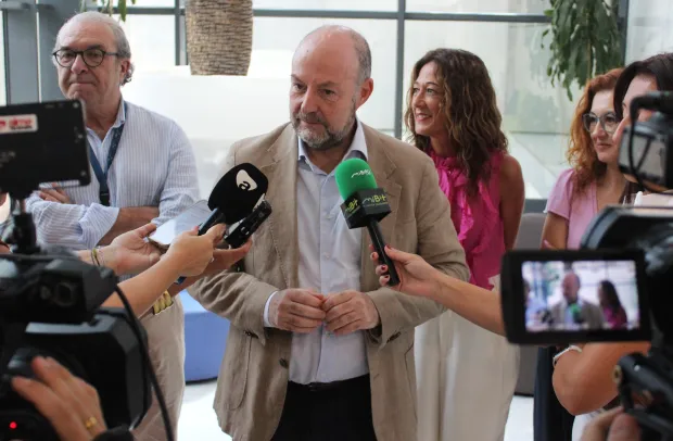 El director gerente del SESCAM, Alberto Jara, durante su visita a las instalaciones del Hospital General de Almansa