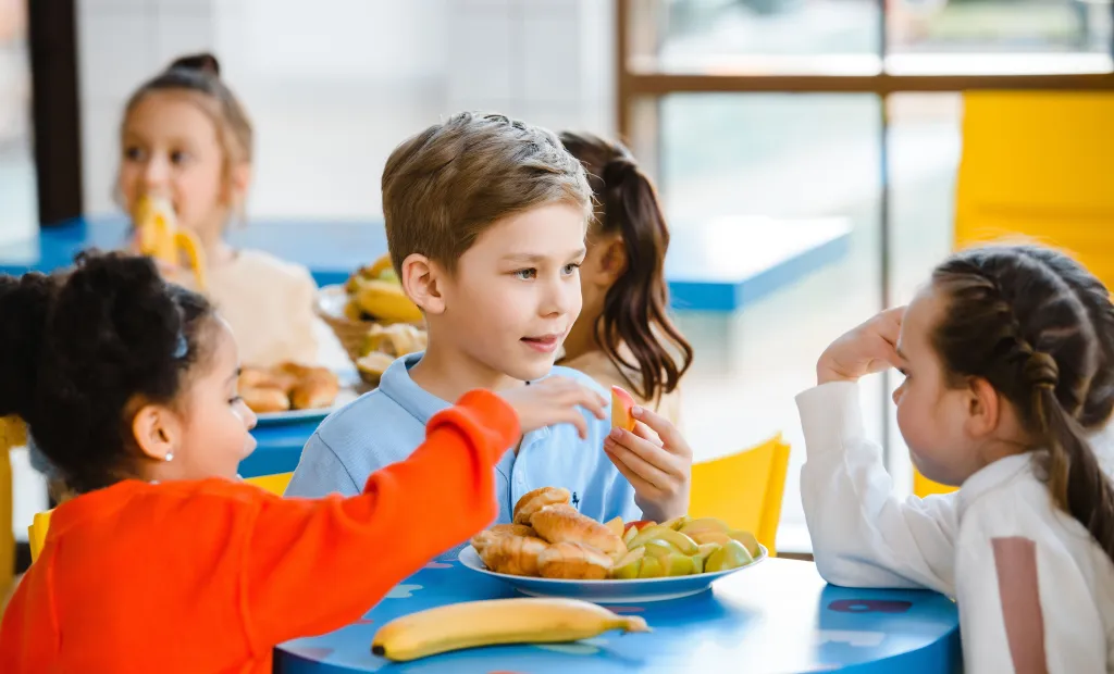 ayudas comedor niño en comedor escolar