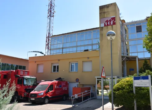 El Gobierno de Castilla-La Mancha activará el PLATECAM en fase de alerta en toda la región debido al eclipse solar total El dispositivo especial coordinará medidas de protección civil, sanitarias y medioambientales a partir del miércoles 12 de agosto a las 10:00 horas. 8 de agosto de 2026 Activación del Plan Director de Emergencias Regional El Gobierno de Castilla-La Mancha, a través de la Consejería de Hacienda, Administraciones Públicas y Transformación Digital, activará el próximo miércoles 12 de agosto, a las 10:00 horas, el Plan Territorial de Emergencia de Castilla-La Mancha (PLATECAM) en Fase de Alerta (Situación Operativa 0). La medida responde a las previsiones de desplazamientos y concentraciones masivas de personas previstas para contemplar el eclipse solar total, con especial incidencia en la mitad norte de la provincia de Cuenca y la totalidad de la provincia de Guadalajara entre las 19:30 y las 20:30 horas. Coordinación de los servicios de urgencias, telefonía y cobertura sanitaria El operativo contempla el refuerzo del Servicio de Atención y Coordinación de Urgencias y Emergencias 1-1-2. Para asegurar la conectividad y la capacidad de las telecomunicaciones, los principales operadores de telefonía reforzarán la red móvil en las áreas de mayor afluencia. Asimismo, la Dirección General de Protección Ciudadana movilizará teléfonos satelitales en puestos clave de Cuenca, Guadalajara y Sigüenza para asegurar el contacto con los centros de mando. En el plano asistencial, la Gerencia de Urgencias, Emergencias y Transporte Sanitario (GUETS), junto a las Gerencias de Atención Integrada de Guadalajara y Cuenca, ha establecido un Dispositivo Sanitario de Riesgo Previsible (DRP) que complementará la red sanitaria ordinaria. Restricciones medioambientales y prevención de incendios Dado el riesgo de incendios forestales, la Consejería de Desarrollo Sostenible ha delimitado puntos de exclusión y ha prohibido temporalmente la entrada, circulación, parada y estacionamiento de vehículos a motor en tramos de pistas forestales y accesos al medio natural en diversos municipios de Cuenca y Guadalajara. Esta restricción estará vigente desde las 00:00 horas del 11 de agosto hasta las 23:59 horas del 13 de agosto. Medidas de autoprotección y seguridad ciudadana Desde el Servicio 1-1-2 se han trasladado a los ayuntamientos y grupos de intervención las pautas preventivas, recordando a la ciudadanía las siguientes recomendaciones: Protección ocular: Emplear únicamente gafas homologadas (norma ISO 12312-2) para la observación directa durante las fases parciales del eclipse, evitando filtros caseros, telescopios o cámaras sin la protección específica. Movilidad: Planificar los desplazamientos con antelación, no aparcar en arcenes, caminos o zonas que obstaculicen el paso de vehículos de emergencia y seguir las indicaciones de los Cuerpos y Fuerzas de Seguridad. Prevención de incendios: Prohibición absoluta de encender fuego bajo cualquier circunstancia y evitar el estacionamiento sobre vegetación seca. Salud y altas temperaturas: Mantener la hidratación, utilizar protección solar de amplio espectro, vestir ropa ligera y prestar especial atención a colectivos vulnerables como personas mayores, menores y enfermos crónicos. Venta de entradas e información Al tratarse de la activación de un plan de emergencia público y de un fenómeno astronómico natural de observación libre, la asistencia a las áreas habilitadas no requiere la adquisición de entradas ni pases. La información de seguimiento del operativo estará disponible a través de los canales oficiales del Gobierno de Castilla-La Mancha y del Servicio de Emergencias 1-1-2. 112 clm