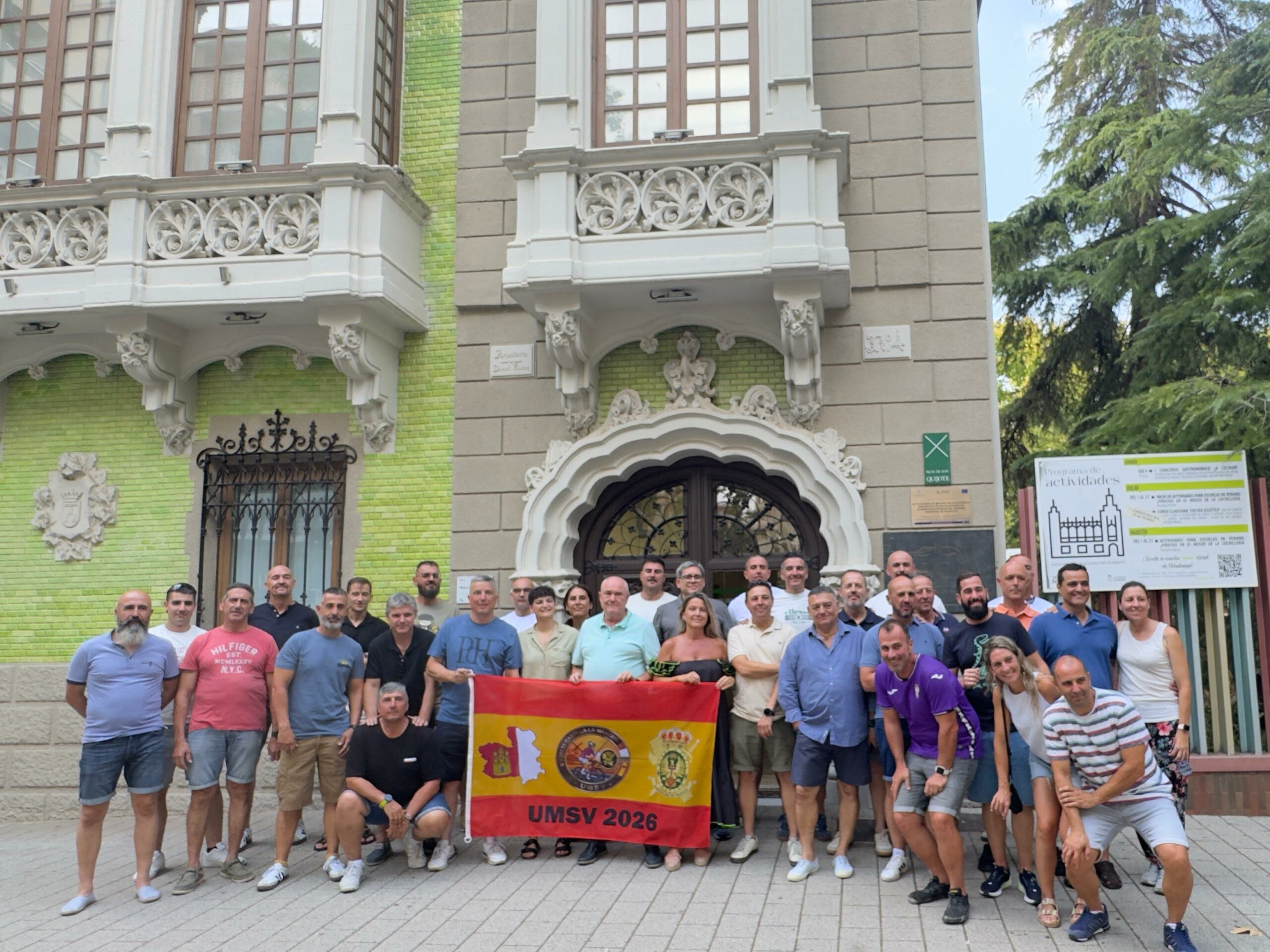 Lucrecia Rodríguez de Vera junto a representantes de Aprecu y agentes de la Guardia Civil en el Museo Municipal de la Cuchillería de Albacete.