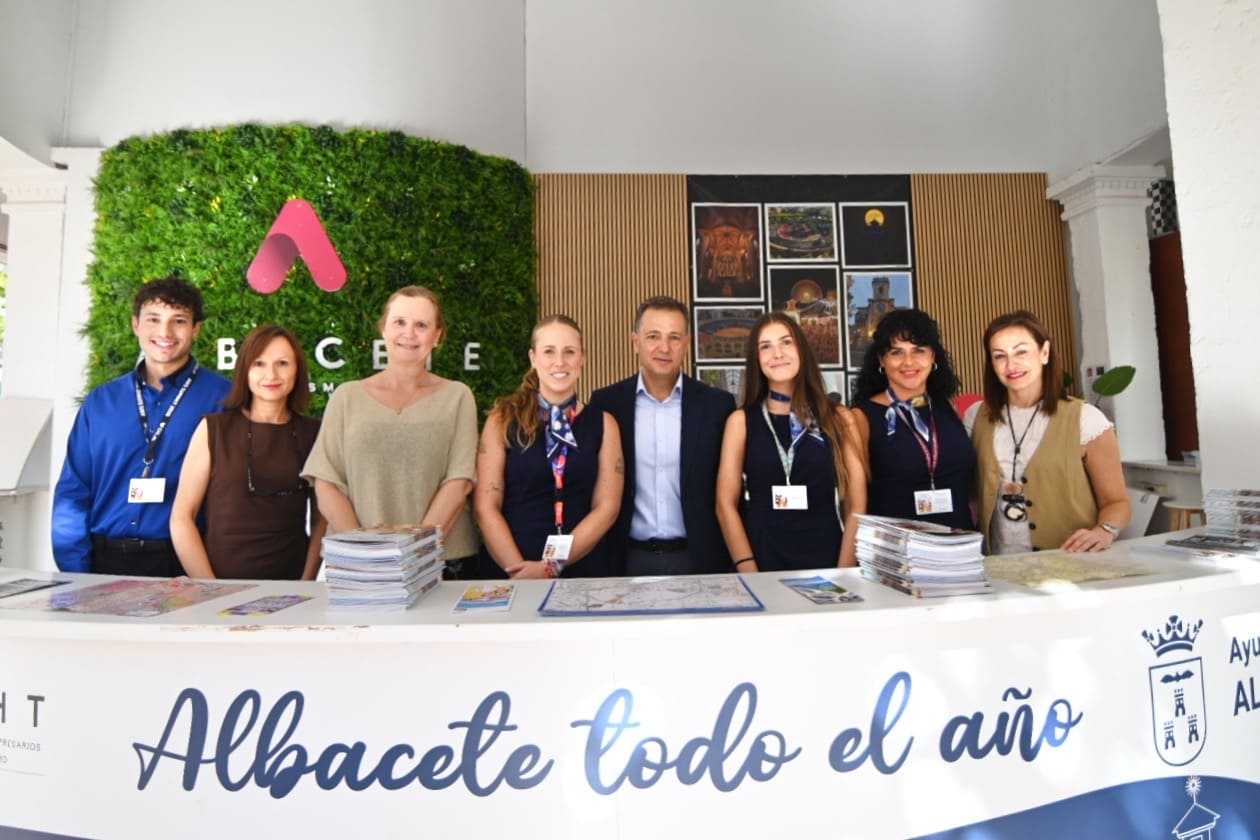 El alcalde Manuel Serrano y la concejala Rosa González de la Aleja visitando el Punto de Información Turística en el Rabo de la Sartén
