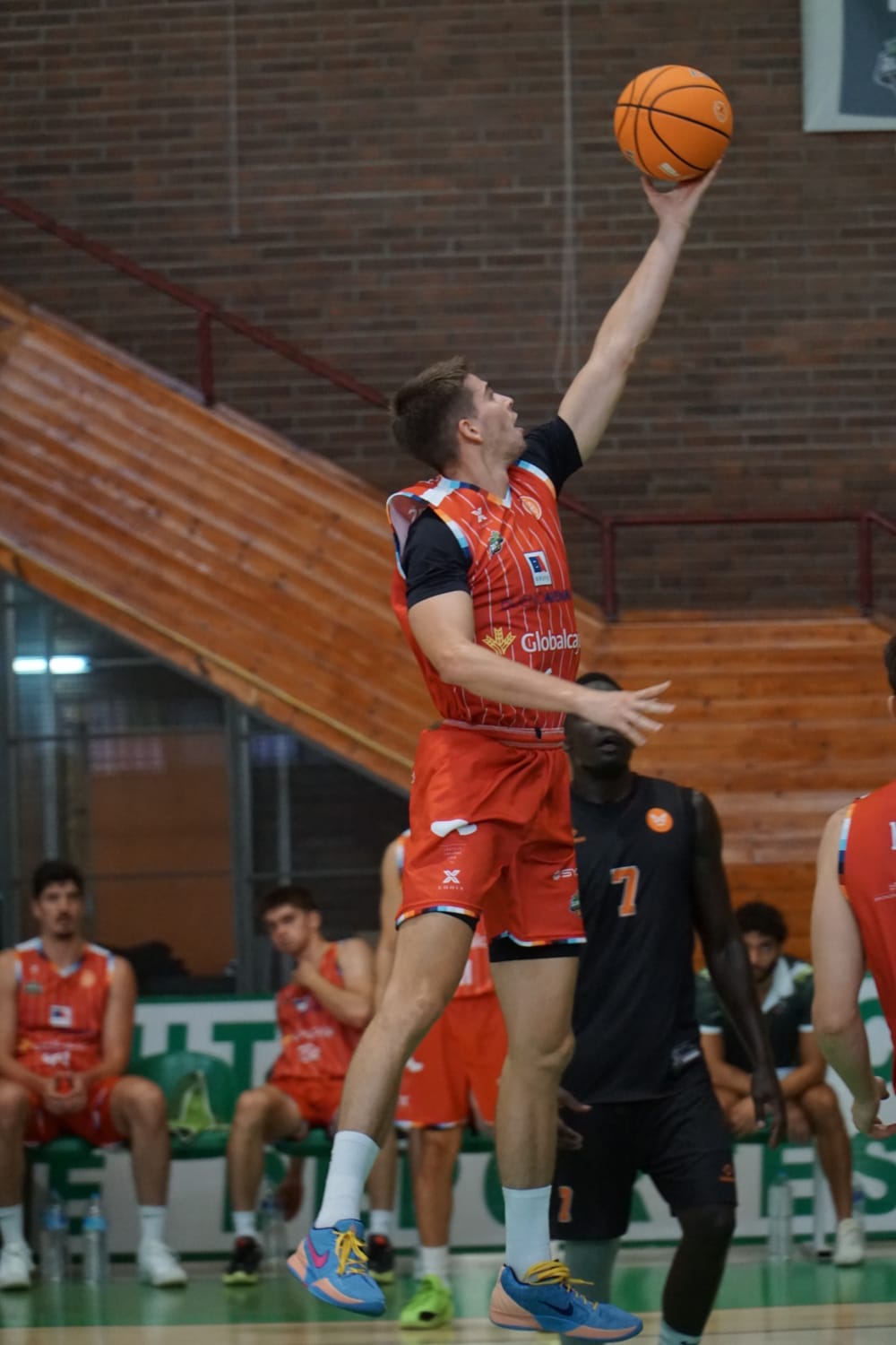 albacete basket, jugador encestando
