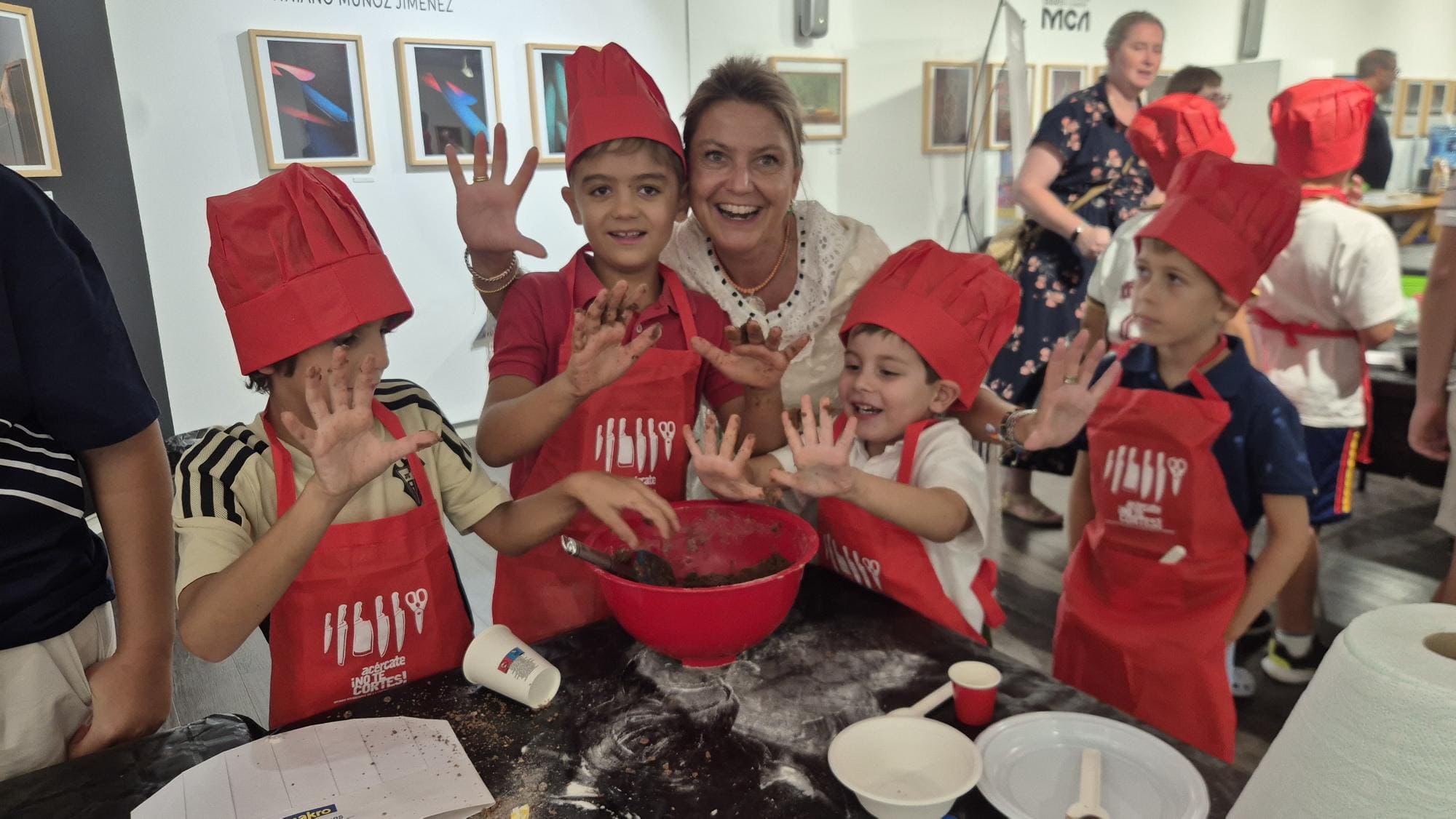 Lucrecia Rodríguez de Vera junto a los niños participantes en el taller infantil de cocina del Museo de la Cuchillería