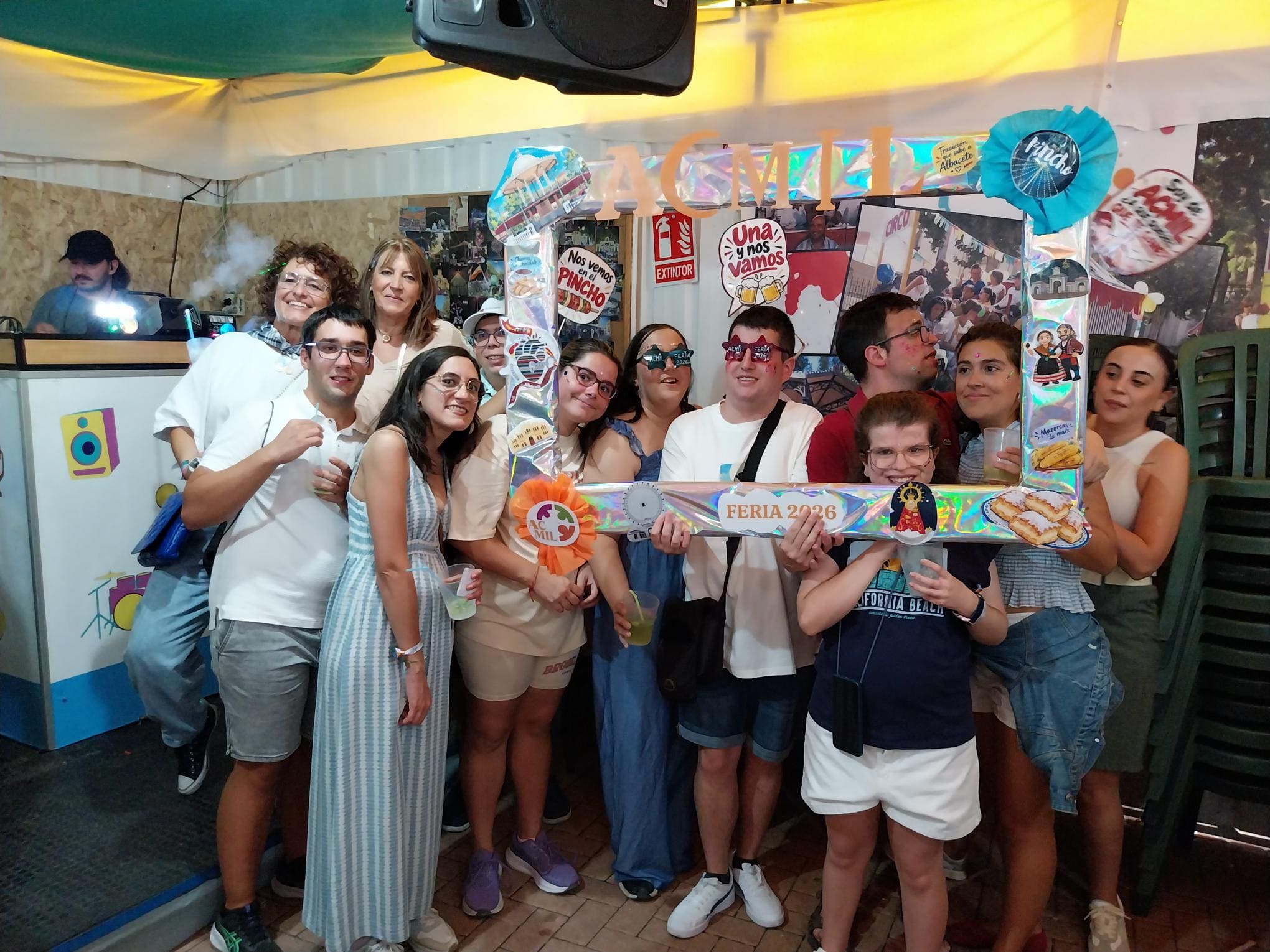 La concejala Llanos Navarro junto a miembros de Acmil en el 'tardeo' de la Feria de Albacete.