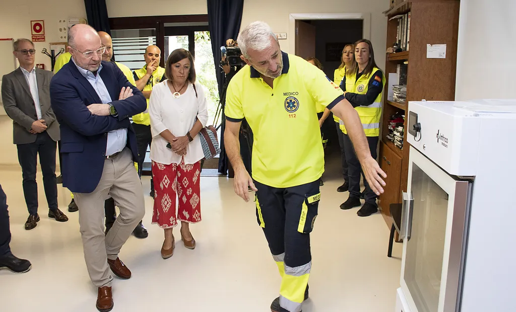 El director gerente del SESCAM, Alberto Jara, conociendo el equipamiento de la UVI móvil adaptada para transfusiones