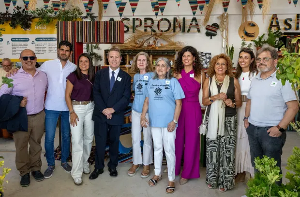 Emiliano García-Page en el stand de asprona en la feria de albacete