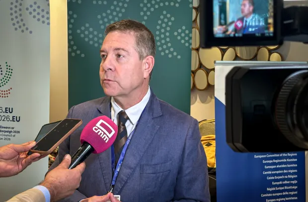 Emiliano García-Page atendiendo a los medios de comunicación en Mullingar (Irlanda).