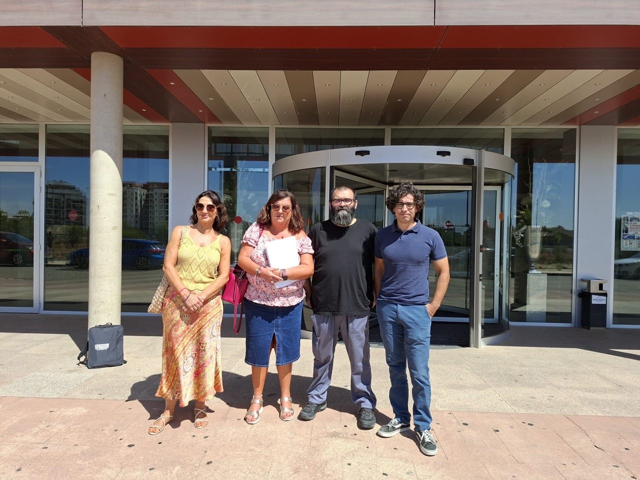 ccoo alabacete en la puerta del hotel palacio albacete