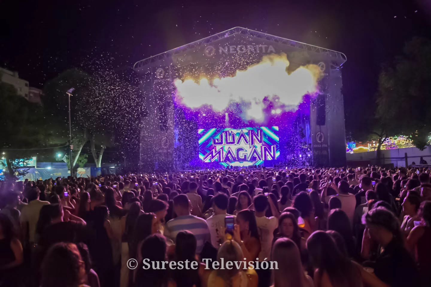 Juan Magán actuando en el escenario principal del Recinto Viva en la Feria de Albacete.