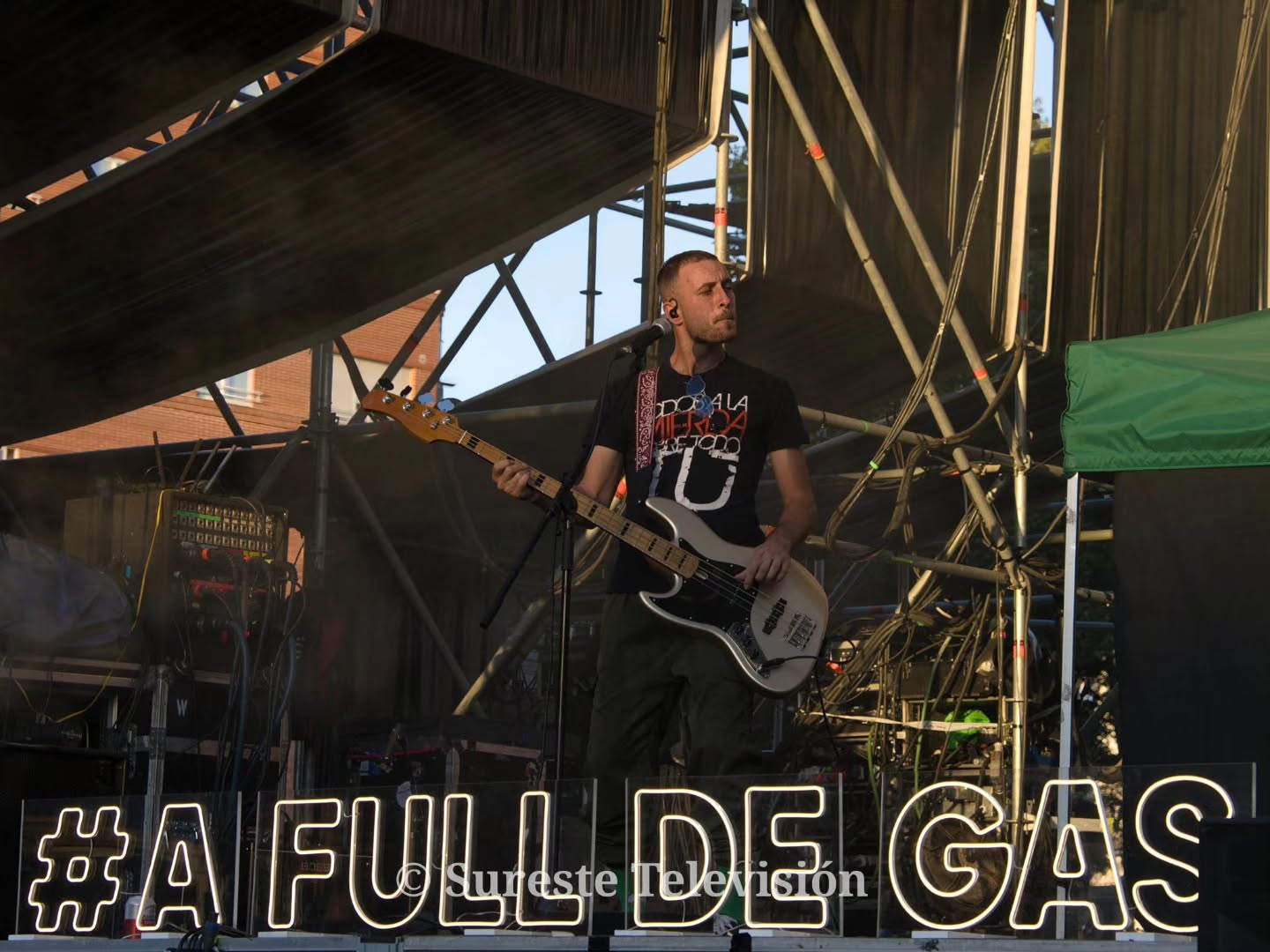 Actuación del grupo Full Gas sobre el escenario del Recinto VIVA en la Feria de Albacete