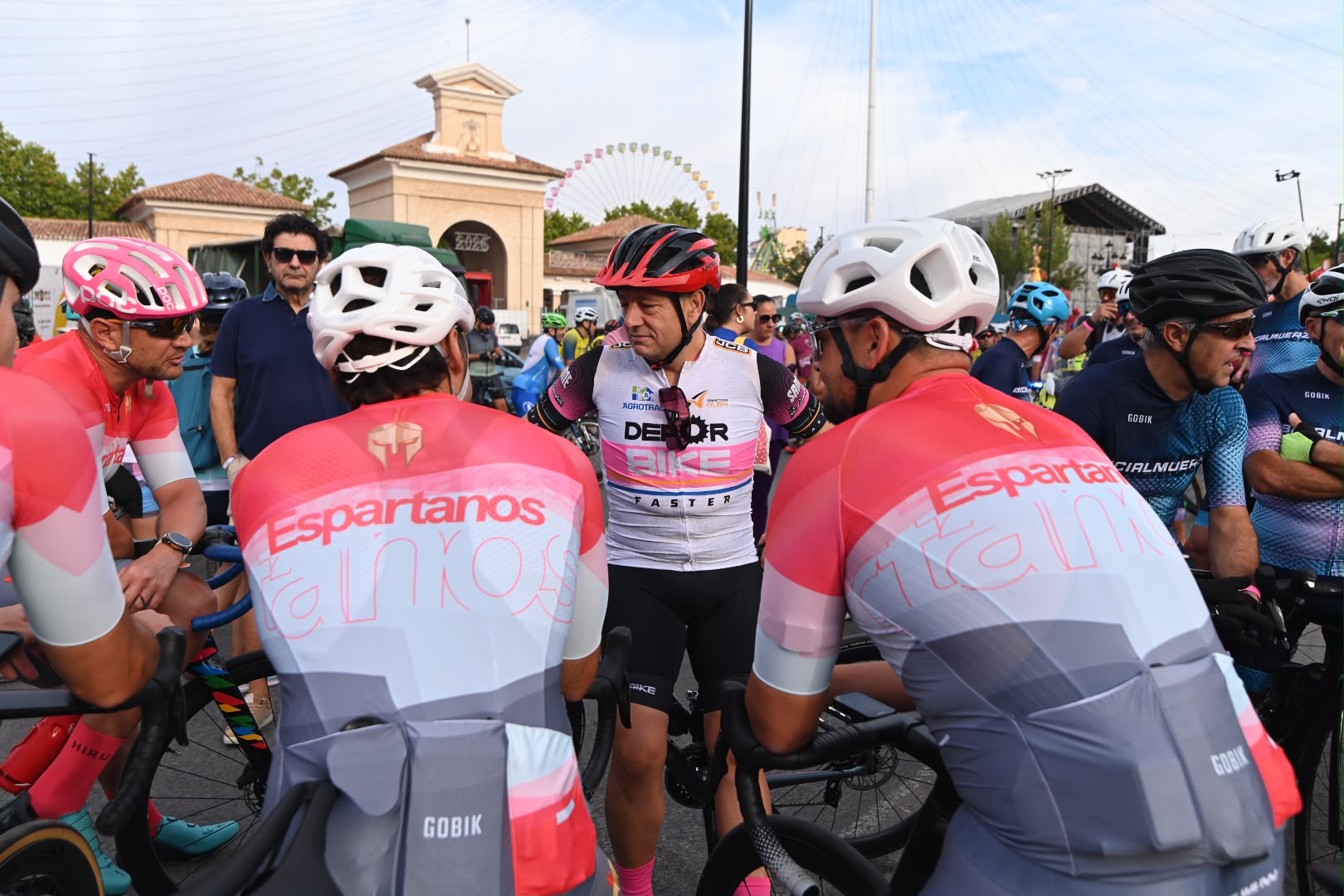 El alcalde Manuel Serrano junto a participantes de la Social Bike en Albacete.desde el recionto ferial de albacete