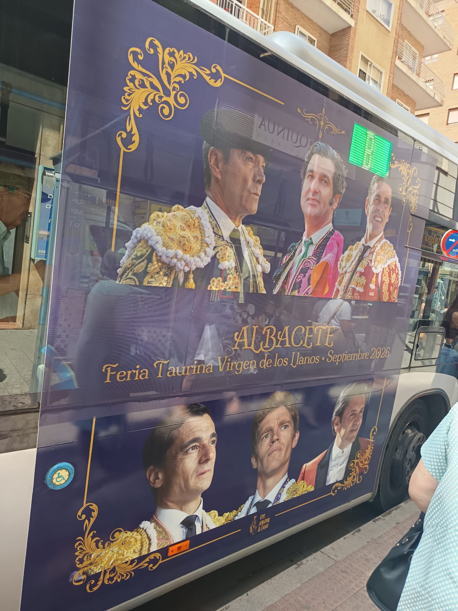 campaña publicidad feria taurina albacete autobus con la publi de la feria
