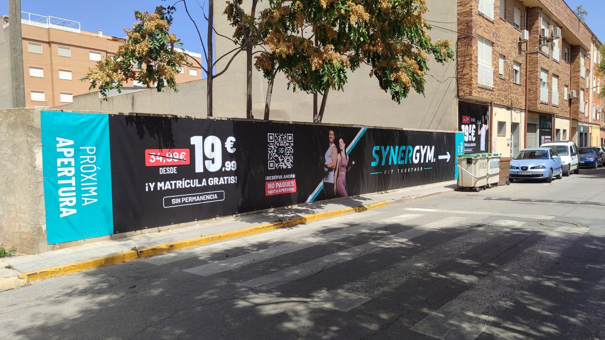 Lona e instalaciones de la nueva apertura de la cadena de gimnasios Synergym en la calle San Luis de Almansa