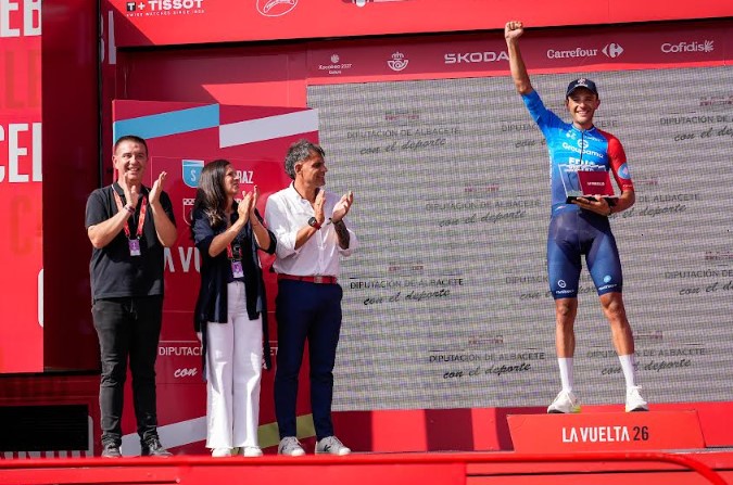 El presidente de la Diputación en la llegada a meta en Elche de la Sierra