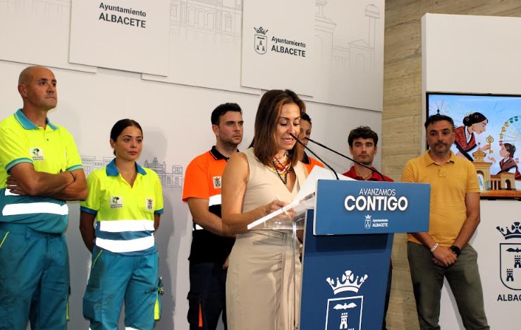 Descripción de imagen: Rosa González de la Aleja junto a los responsables de Valoriza y la UTE de jardines presentando el dispositivo de limpieza
