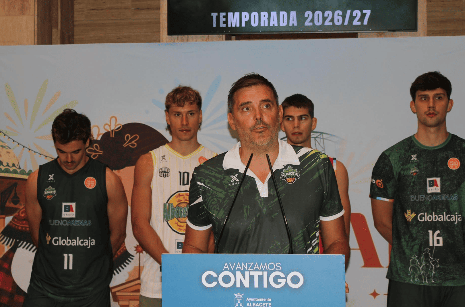 ugadores del Albacete Basket luciendo las nuevas equipaciones junto a Francisco Villaescusa y la directiva