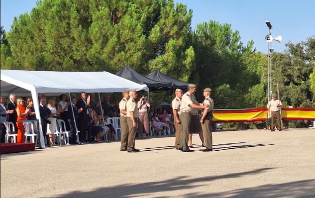 Desfile militar y formación durante la celebración del Día de la Unidad en el CENAD Chinchilla