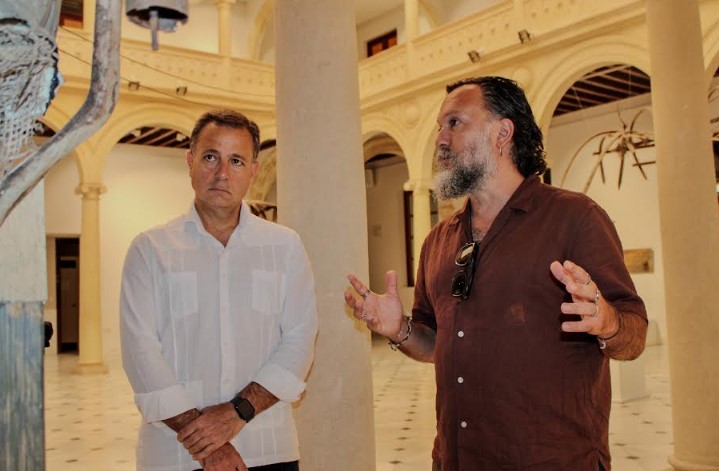 El alcalde Manuel Serrano durante la visita a la exposición Serzo vs. Palencia