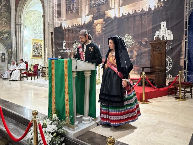 Asistentes y representantes municipales reunidos en la Catedral de Albacete durante la misa del Triduo.