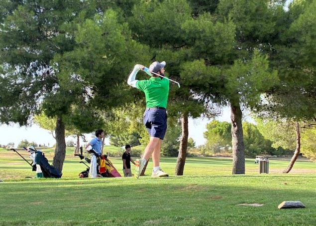 persona jugando al golf