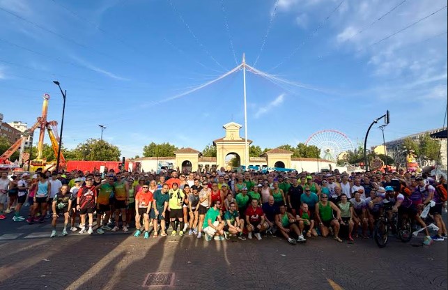 El alcalde Manuel Serrano participando junto a los más de 1.500 corredores durante la prueba Running Feria en Albacete.