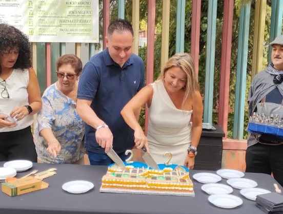 Autoridades municipales y asistentes durante la tarta conmemorativa del 22 aniversario a las puertas del Museo de la Cuchillería de Albacete.