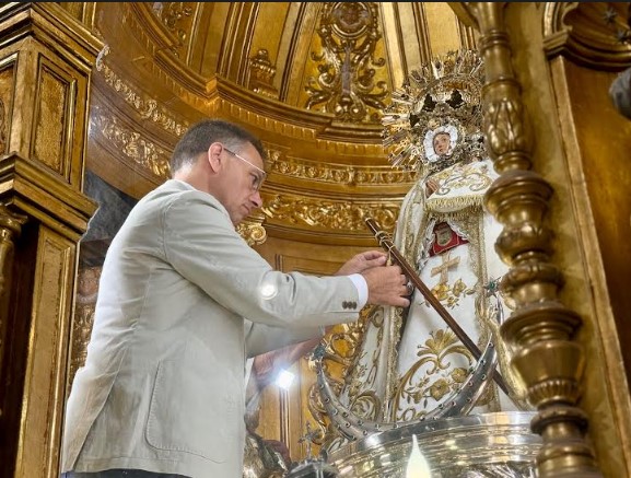 Foto.Colocación bastón Virgen. Feria 2026