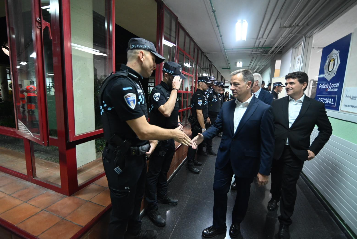 El alcalde Manuel Serrano junto a los concejales Francisco Navarro y Alberto Reina en el Punto de Seguridad del Colegio Isabel Bonal